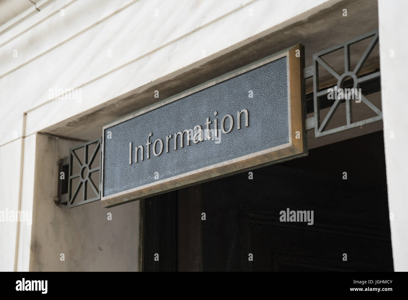 Laiton noir informations inscription au-dessus de la porte Banque D'Images