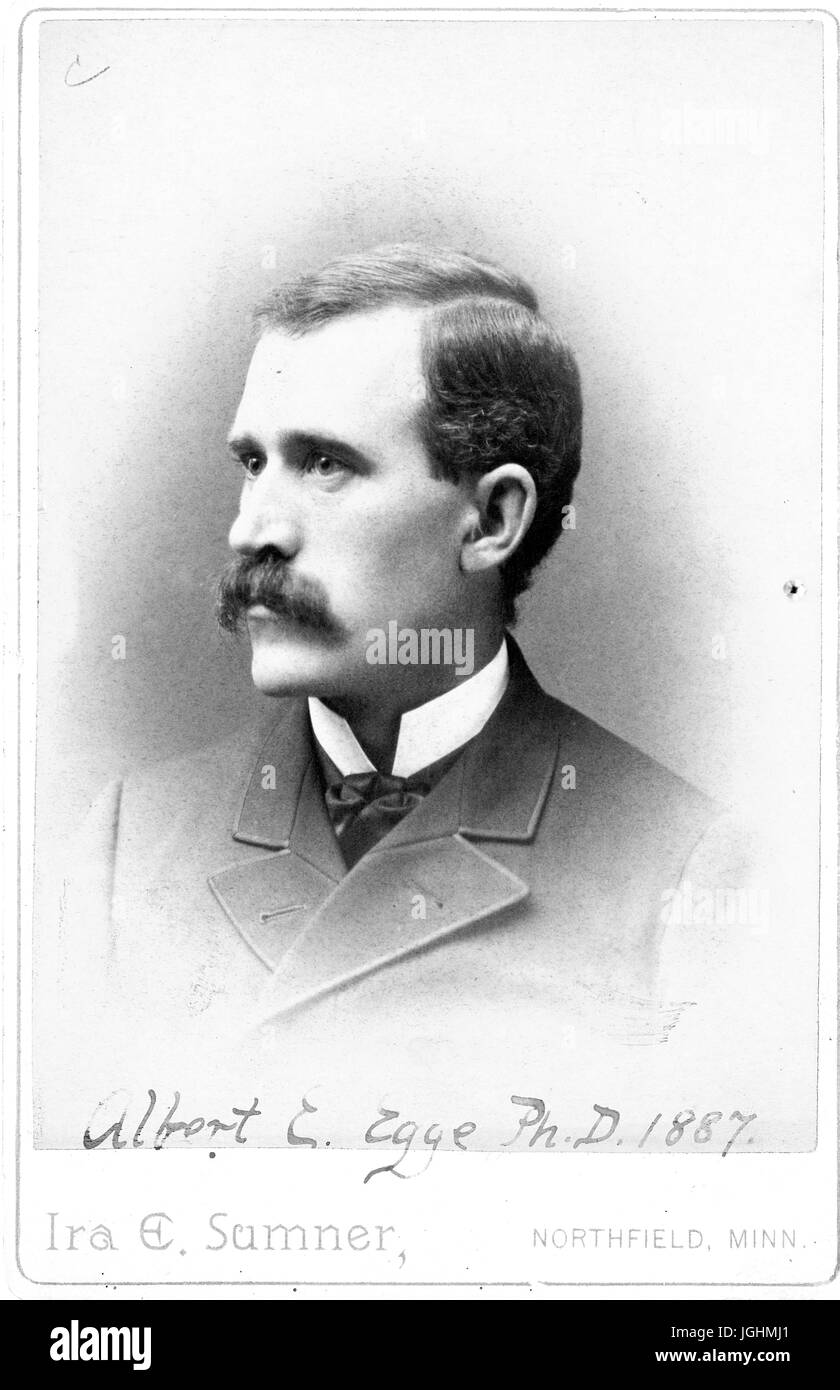 Portrait d'Albert E Egge, chargé de recherche en physique à l'Université Johns Hopkins en 1896, assis portant costume et cravate, la poitrine vers le haut, trois quart voir, autour de l'âge de 35 ans avec la signature au bas, et photographe sous l'information, 1887. Banque D'Images