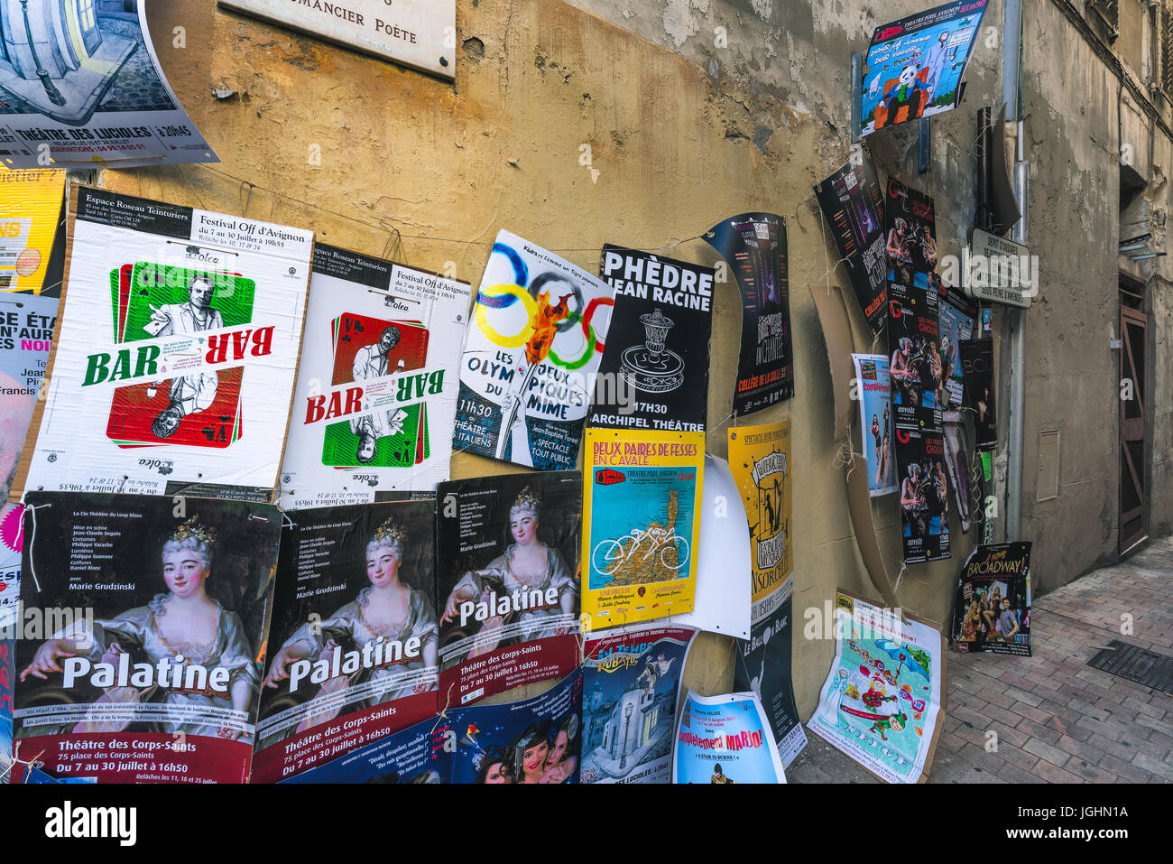 AVIGNON, FRANCE - Le 5 juillet 2017 : Festival d'Avignon affiche/poster. Aujourd'hui l'une des plus importantes manifestations d'arts contemporains dans le monde. Banque D'Images