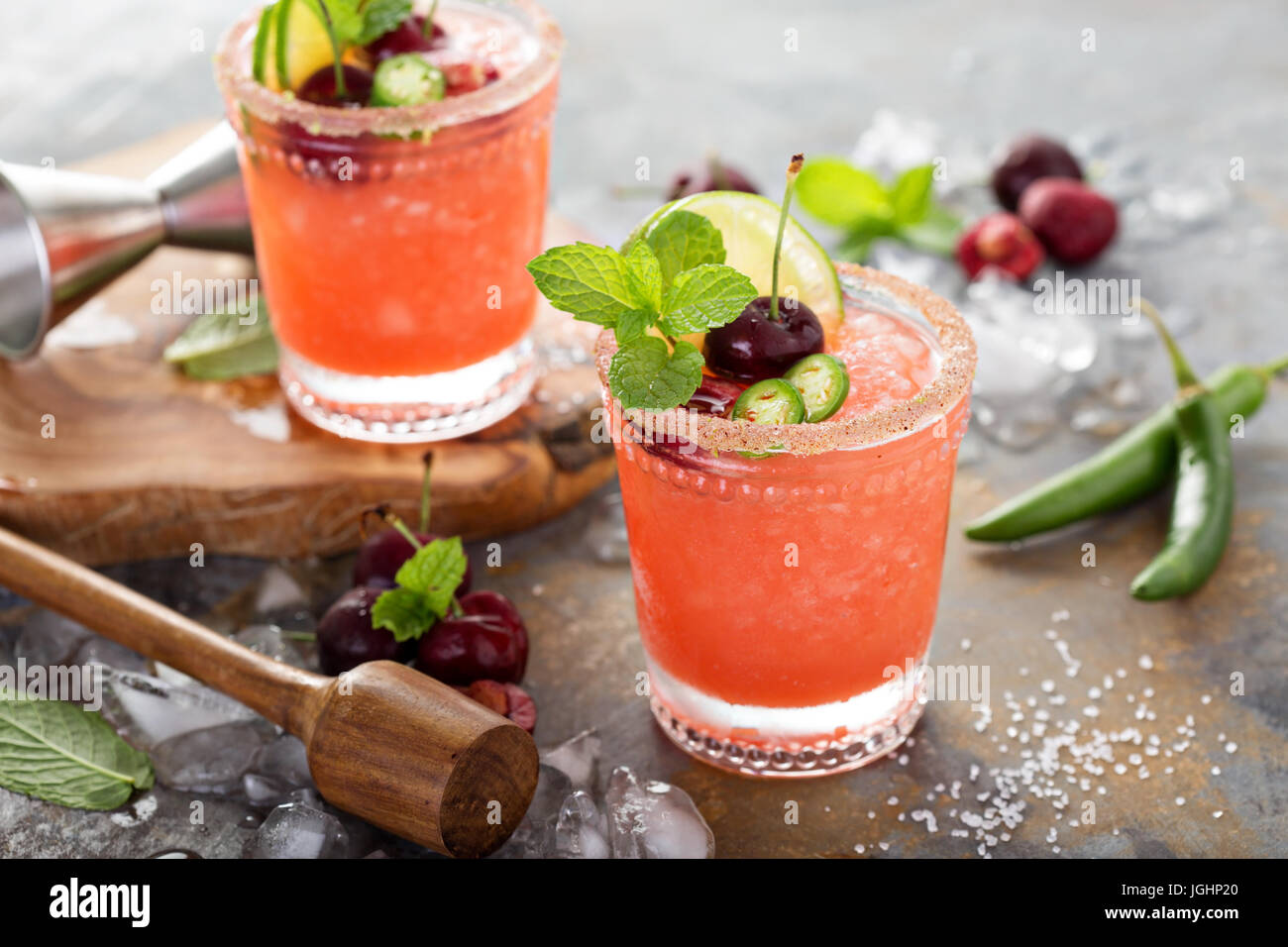 Cocktail d'été rafraîchissante avec Cherry Banque D'Images