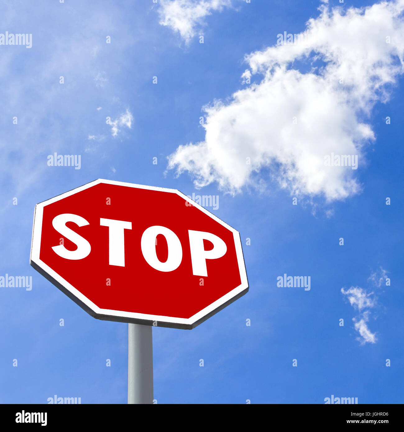 Panneau d'arrêt contre blue cloudy sky Banque D'Images