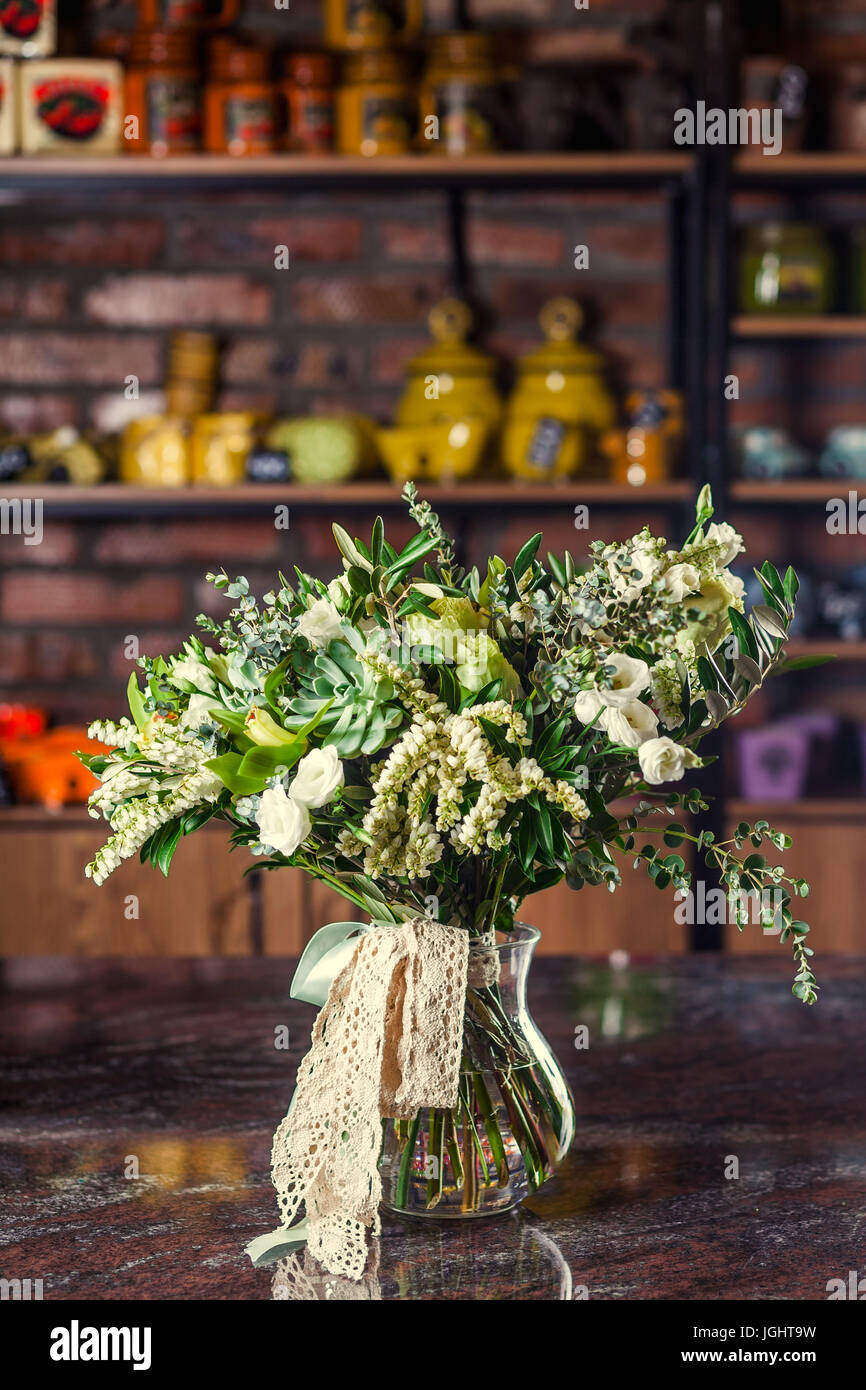 Nature morte de fleurs dans un vase dans la cuisine avec un grand nombre de diapositives et des vases vase. avec des roses, cloches, cactus Banque D'Images