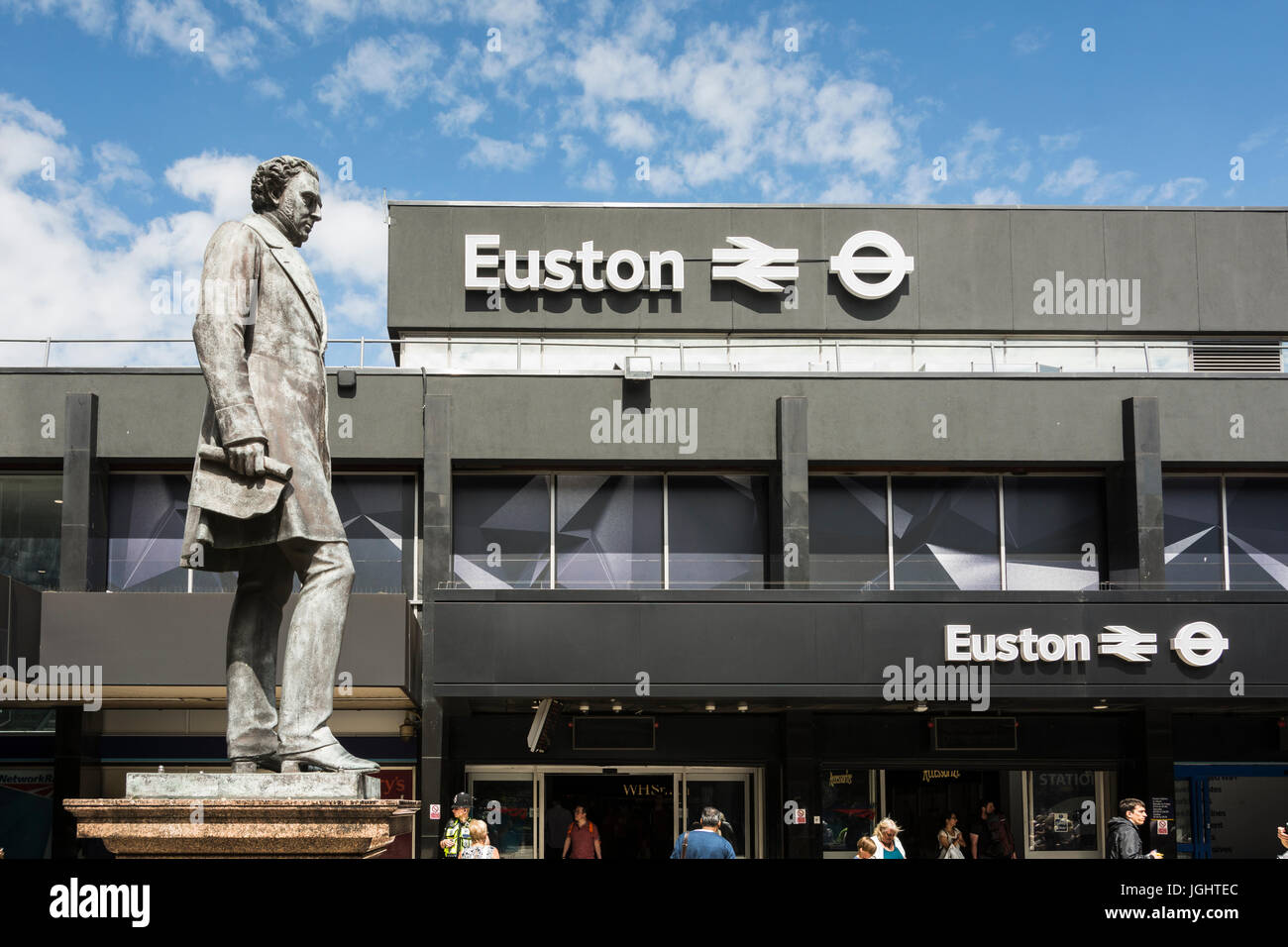 Statue de Robert Stephenson, ingénieur des chemins de fer par Carlo Marochetti, en face de l'entrée de la gare de Euston, Euston, Londres, UK Banque D'Images