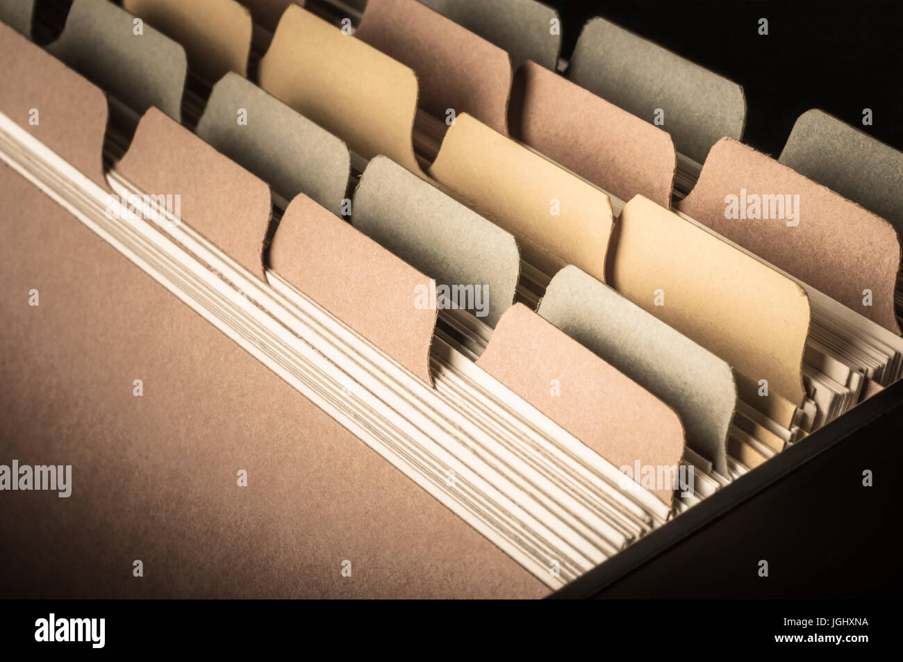 Close up side view of blank card index à angle faible. Teintes saturation faible et vignette appliquée pour donner une impression d'époque. Laissée vierge pour fournir une copie Banque D'Images