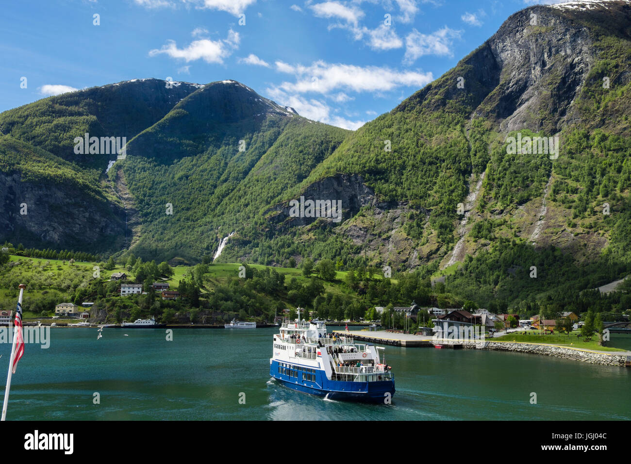 Vue de l'étranger Skagastol ferry naviguant sur Aurlandsfjorden transportant les touristes à Flam, Aurland, Norvège, Scandinavie, Europe Banque D'Images
