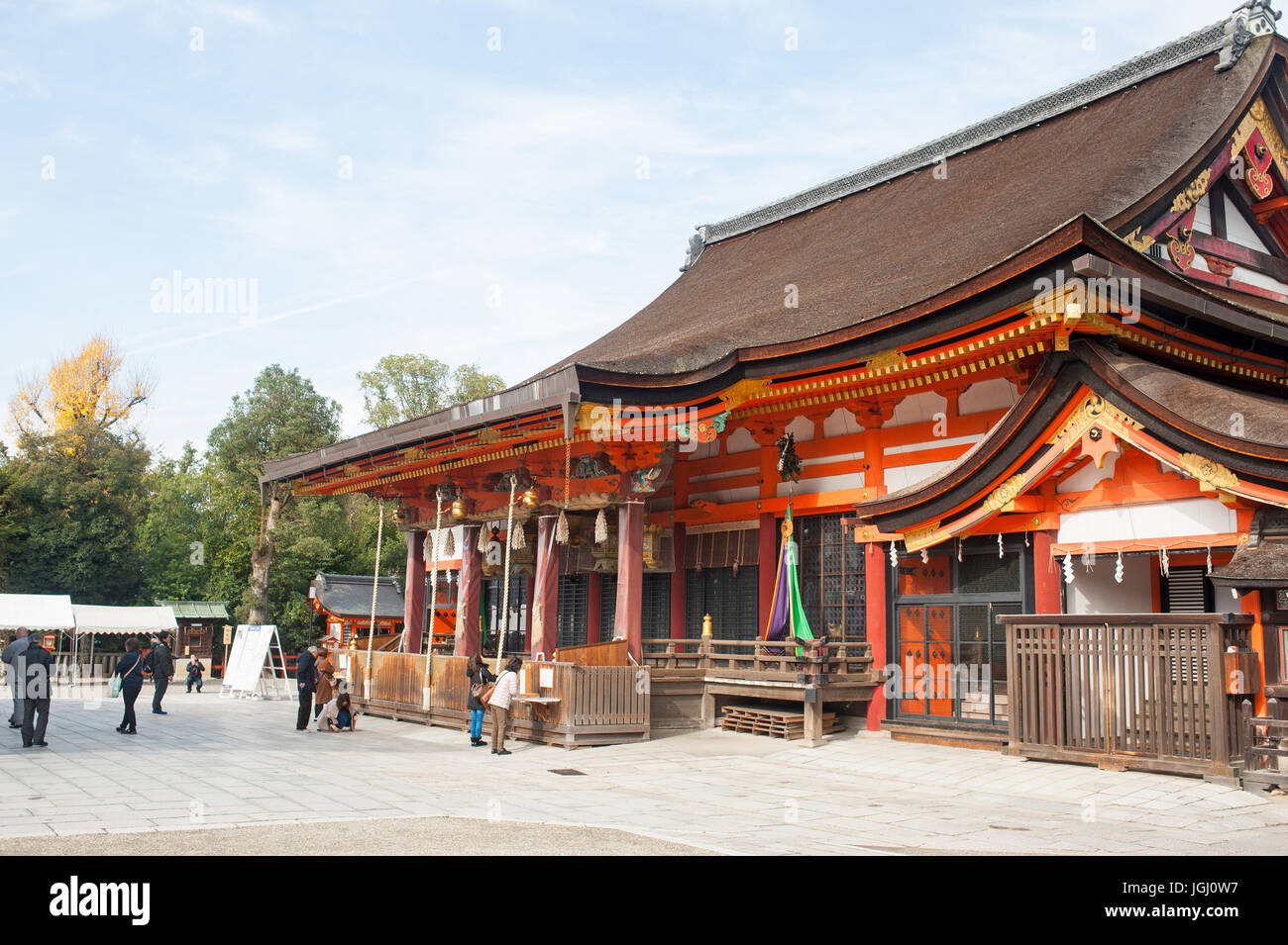Sonnerie cloches visiteurs en tirant corde au Sanctuaire Shinto Yasaka, à Kyoto, Japon Banque D'Images