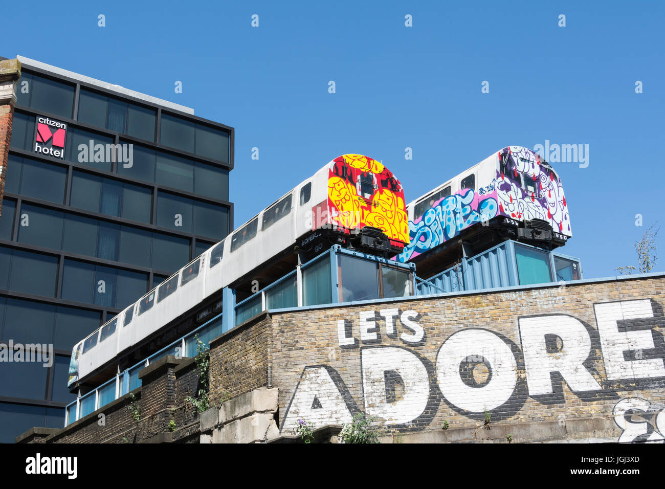 Adore et endurons les autres graffitis de Steven Powers dans Great Eastern Street, Londres. Banque D'Images