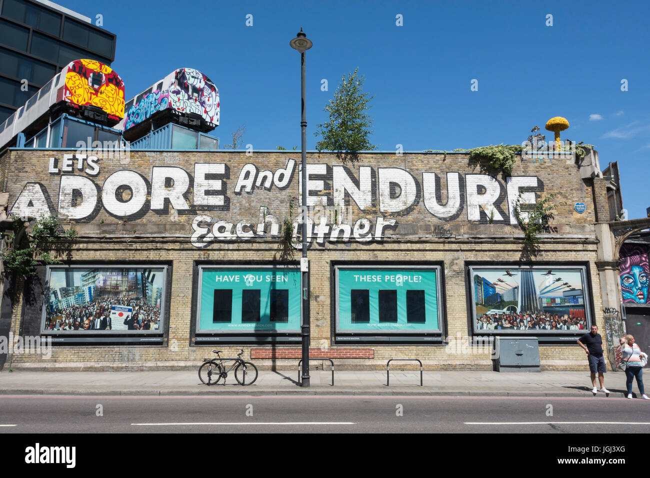 L'adorer et permet de supporter l'autre graffiti par Steven Pouvoirs dans Great Eastern Street, Londres. Banque D'Images