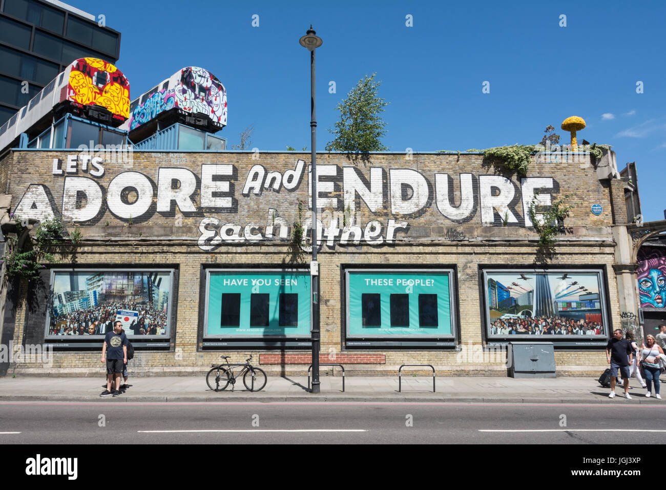 L'adorer et permet de supporter l'autre graffiti par Steven Pouvoirs dans Great Eastern Street, Londres. Banque D'Images