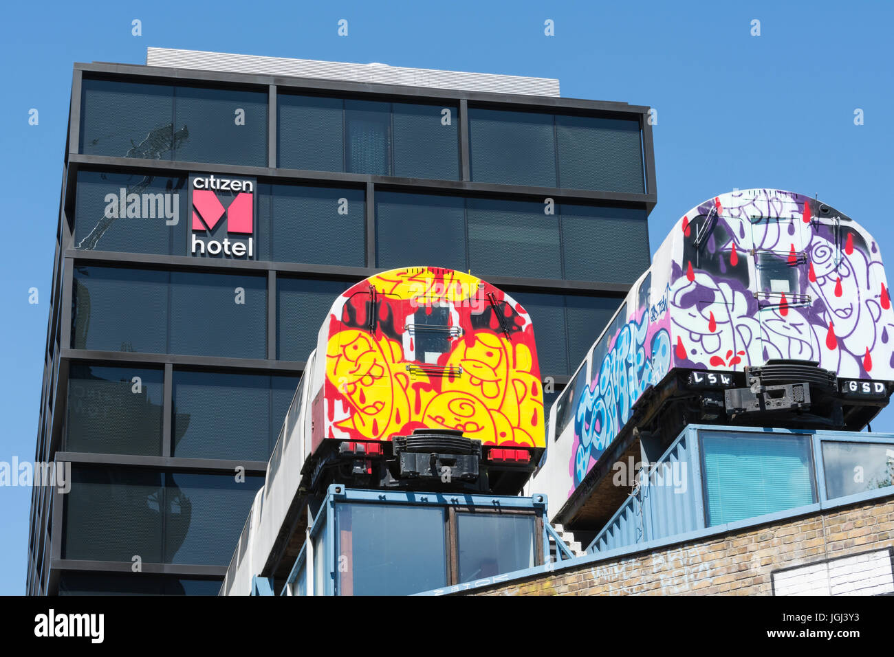 Adore et endurons-nous les autres graffitis de Steven Powers sur Great Eastern Street, Shoreditch, Londres, Royaume-Uni Banque D'Images