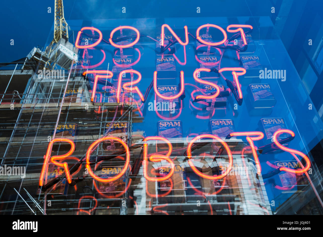 Eve de Haan's Do Not Trust robots Neon signe et les boîtes de spam dans une  fenêtre de magasin sur Leonard Street, Londres, EC2, Angleterre,  Royaume-Uni Photo Stock - Alamy