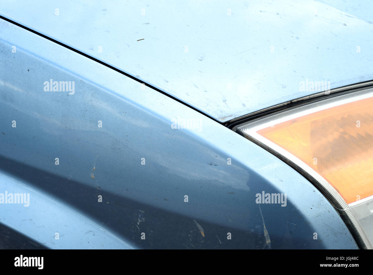 Silver Blue car les projecteurs avec voyants lumineux sur un véhicule inconnu avec la poussière et la saleté d'être utilisé sur la route Banque D'Images