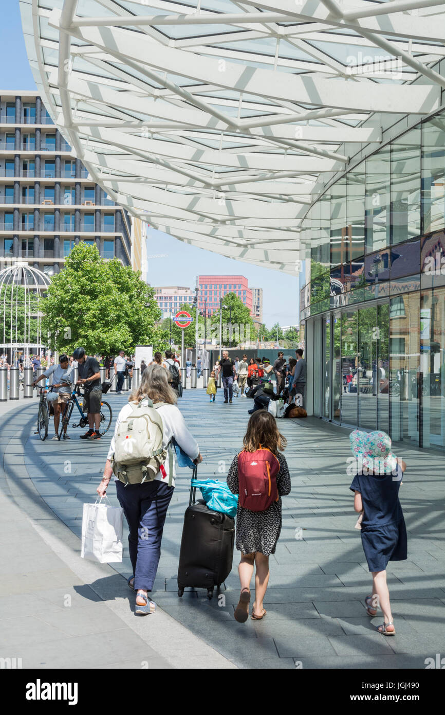 Bornes de sécurité à l'extérieur de la gare de King's Cross à Camden, au nord de Londres, UK Banque D'Images