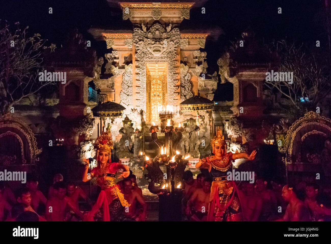 Bali, Indonésie - 3 mai 2017 : Incendie et populaires Kecak Danse Trance avec un fragment de l'histoire de Ramayana épique hindou présenté par Taman Kaja Communi Banque D'Images