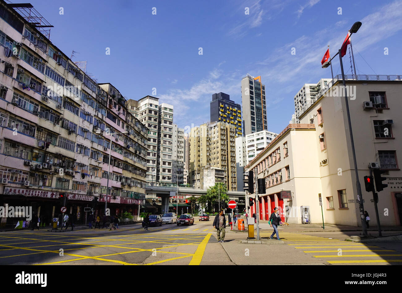Hong Kong - Apr 1, 2017. Vieille rue au quartier de Kowloon à Hong Kong, Chine. Hong Kong est une plaque tournante importante en Asie de l'est avec des raccordements mondiaux à l'homme Banque D'Images