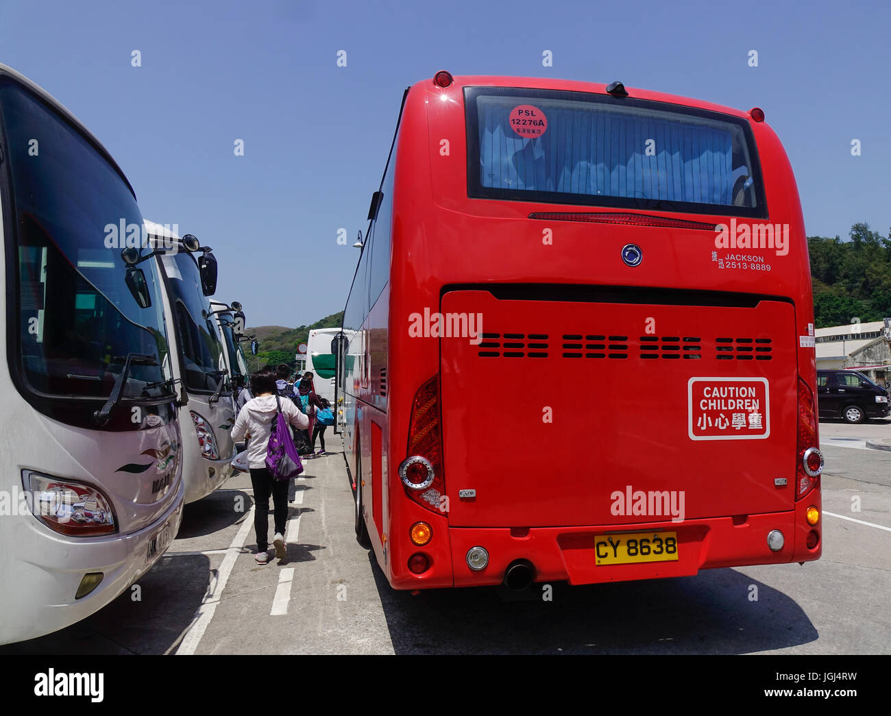 Hong Kong - Apr 1, 2017. Les personnes à la gare routière de Tung Chung à Hong Kong, Chine. Hong Kong est une plaque tournante importante en Asie de l'est avec des raccordements mondiaux à m Banque D'Images