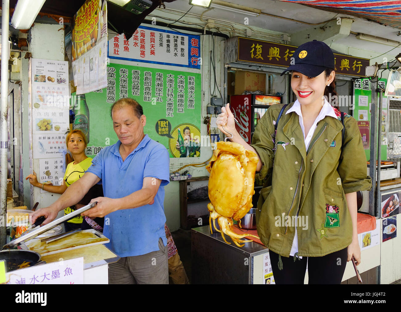 Hong Kong - Apr 1, 2017. La vente de fruits de mer sur la rue à Tai O Village, Hong Kong. Le village est un village de pêcheurs, sur une île du même nom, sur le w Banque D'Images