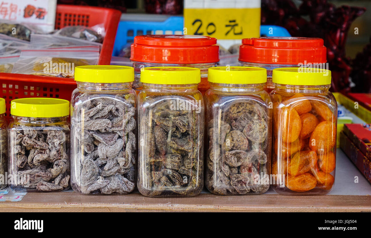 Compteur avec des fruits séchés et des noix à un marché de producteurs à Tai O Village, Hong Kong. Banque D'Images