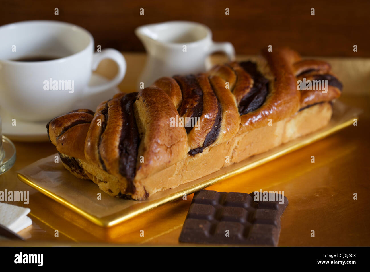 Matin traiter pour pain brioché au chocolat Banque D'Images