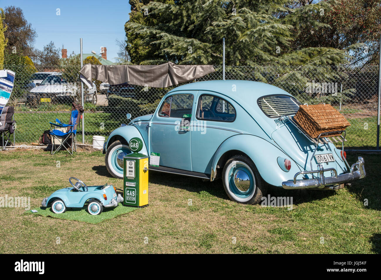 Une Volkswagen Beetle 1961 restaurée sur écran avec un jouet d'enfant et une petite vw modèle essence réplique bowser. Banque D'Images