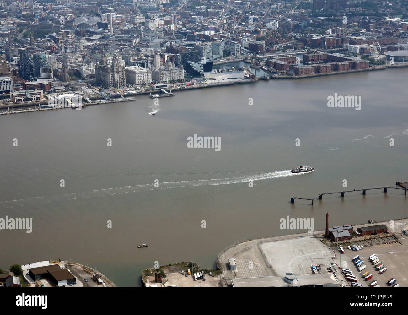 Vue aérienne de la rivière Mersey traversée en ferry vers Liverpool Birkenhead de waterfront, UK Banque D'Images