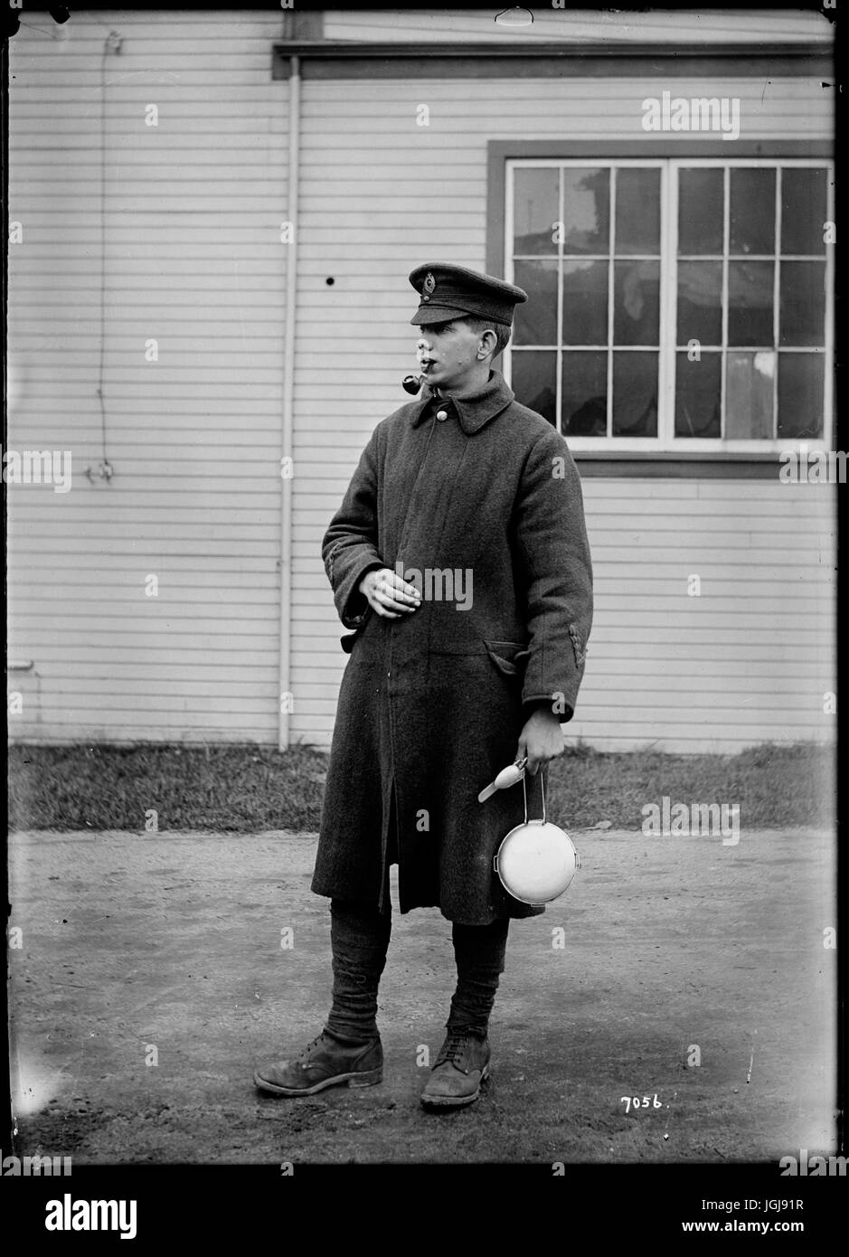 Le Canada dans la PREMIÈRE GUERRE MONDIALE - Homme en manteau militaire  avec kit mess Photo Stock - Alamy