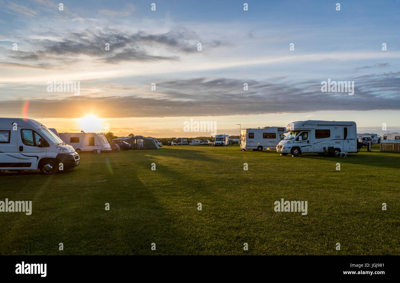 Le soir, à la baie de Beadnell Caravan and Camping Site, Dorset UK Banque D'Images