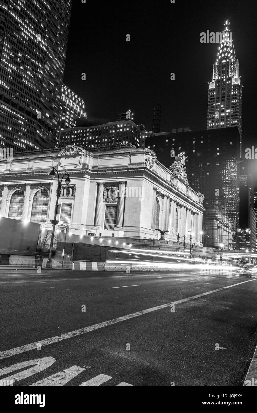 La 42e rue à Manhattan contient deux des plus emblématiques bâtiments de New York, Grand Central Station et le Chrysler building Banque D'Images