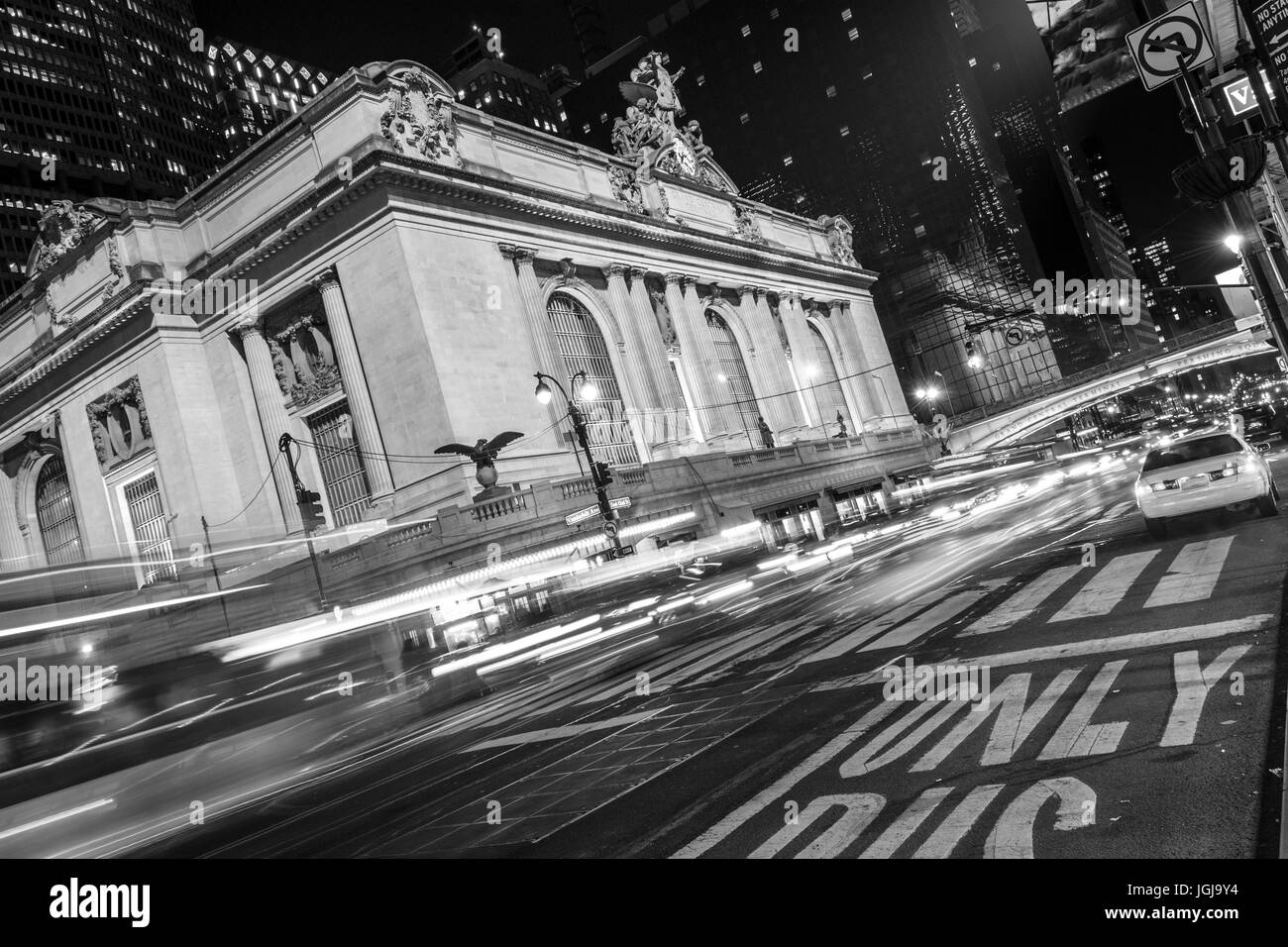 La 42e rue à Manhattan contient deux des plus emblématiques bâtiments de New York, Grand Central Station et le Chrysler building Banque D'Images