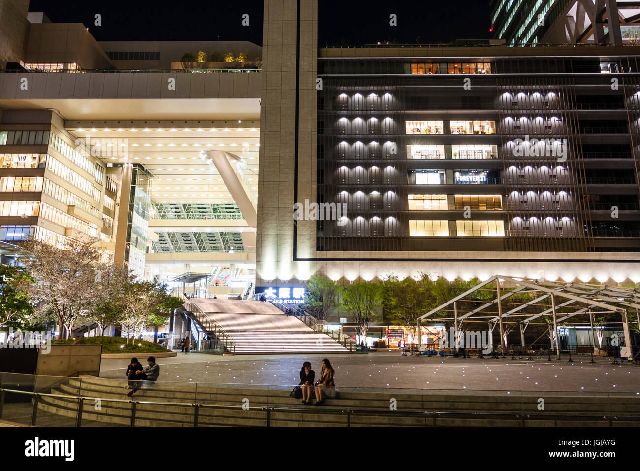 Gare principale, la gare d'Osaka City. Entrée nord du grand escalier menant au bâtiment principal, gare et des bureaux. La nuit. Certaines personnes. Banque D'Images