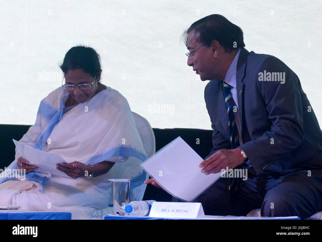 Kolkata, Inde. Le 06 juillet, 2016. Le Ministre en chef du Bengale occidental Mamata Banerjee avec Président et directeur général d'ArcelorMittal, Lakshmi Mittal lors d'inaugurer St Xavier première session universitaire (2017-2018) au nouveau campus à Rajarhut, ville nouvelle à Kolkata le Jul 7, 2017. Credit : Saikat Paul /Pacific Press/Alamy Live News Banque D'Images