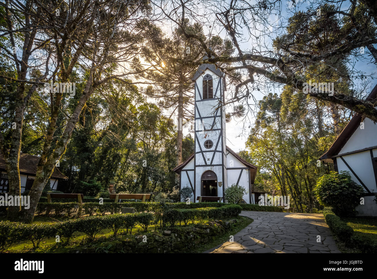L'église de style Fachwerk allemand et maisons au Village d'immigrants Park (Parque Aldeia do Imigrante) - Nova Petropolis, Rio Grande do Sul, Brésil Banque D'Images