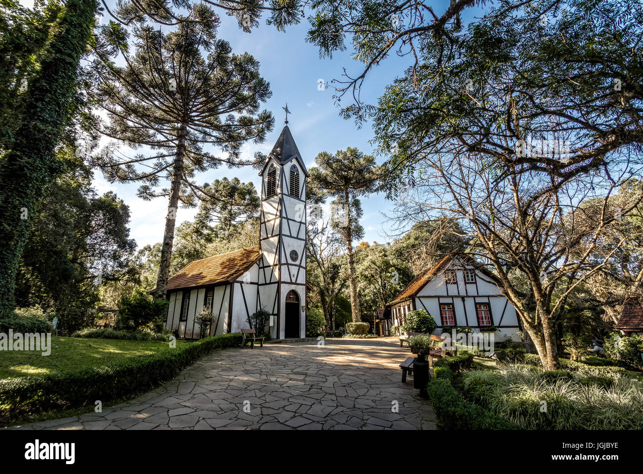 L'église de style Fachwerk allemand et maisons au Village d'immigrants Park (Parque Aldeia do Imigrante) - Nova Petropolis, Rio Grande do Sul, Brésil Banque D'Images