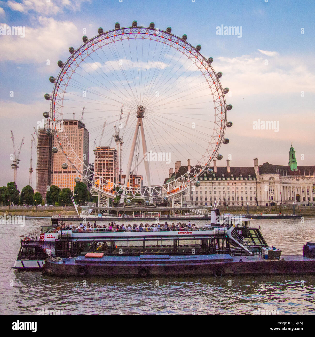 London Eye sur le côté sud de la Tamise avec County Hall à droite, Londres. Banque D'Images