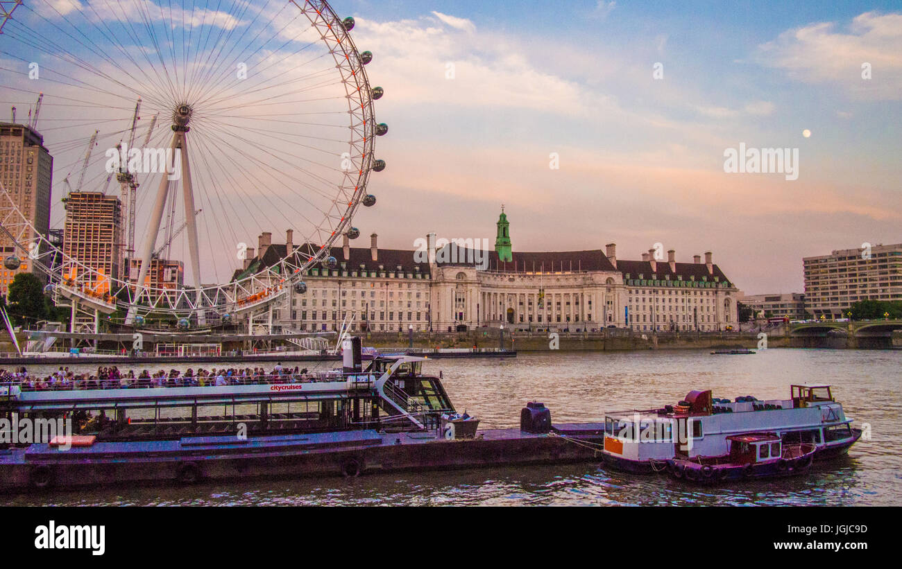 London Eye sur le côté sud de la Tamise avec County Hall à droite, Londres. Banque D'Images