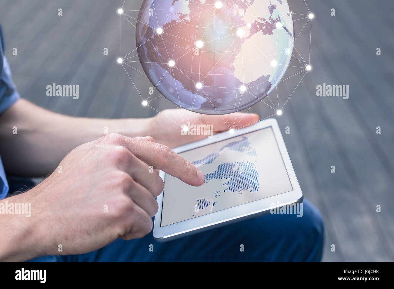 World wide business concept avec une personne utilisant un ordinateur tablette numérique avec la réalité augmentée (AR) pour visualiser un globe terrestre en 3D avec les Banque D'Images