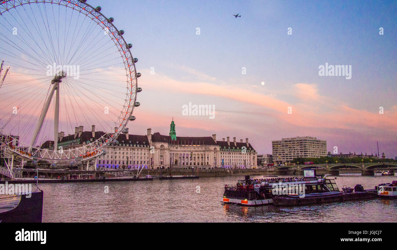 London Eye sur le côté sud de la Tamise avec County Hall à droite, Londres Banque D'Images