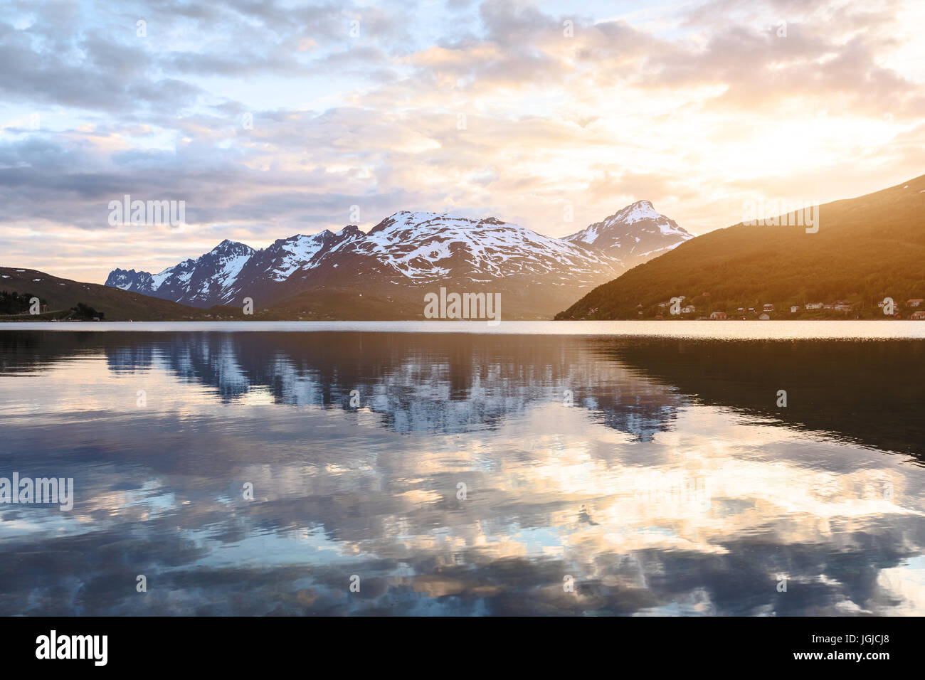 Fjord norvégien au coucher du soleil avec de beaux ciel dramatique et la réflexion dans l'eau, la Norvège Banque D'Images