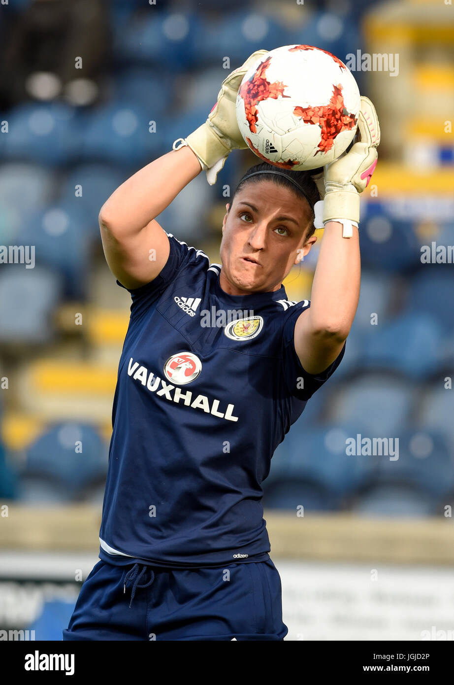 Gardien de l'Écosse Gemma Fay l'échauffement avant le défi international match à Stark's Park, Kirkcaldy. ASSOCIATION DE PRESSE Photo. Photo date : vendredi 7 juillet 2017. Voir l'ACTIVITÉ DE SOCCER histoire des femmes en Écosse. Crédit photo doit se lire : Ian Rutherford/PA Wire. RESTRICTIONS : Utiliser l'objet de restrictions. Usage éditorial uniquement. L'utilisation commerciale qu'avec l'accord écrit préalable de la Scottish FA. Banque D'Images