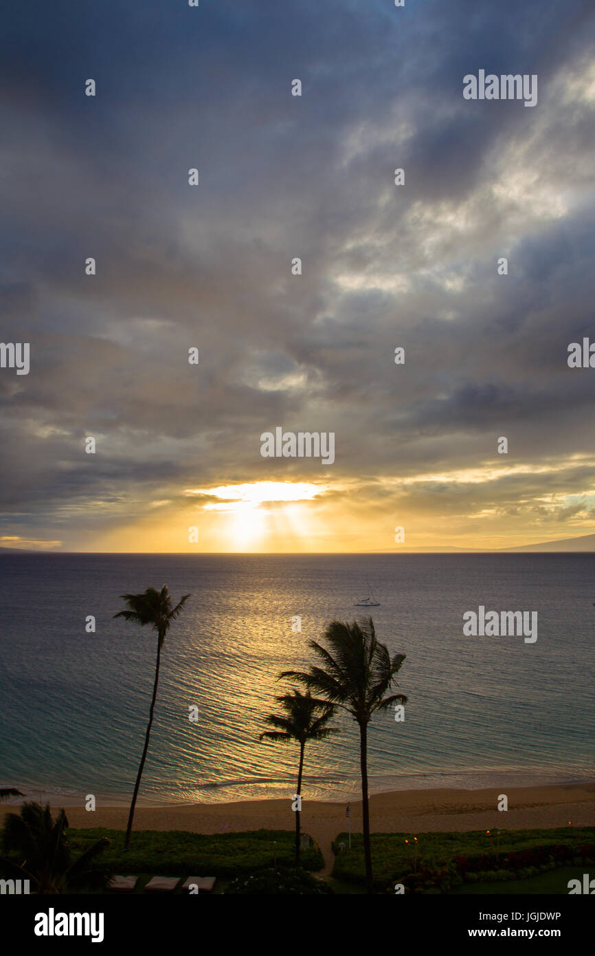 Coucher du soleil à Kaanapali Beach sur l'île de Maui, Hawaii, USA. Banque D'Images