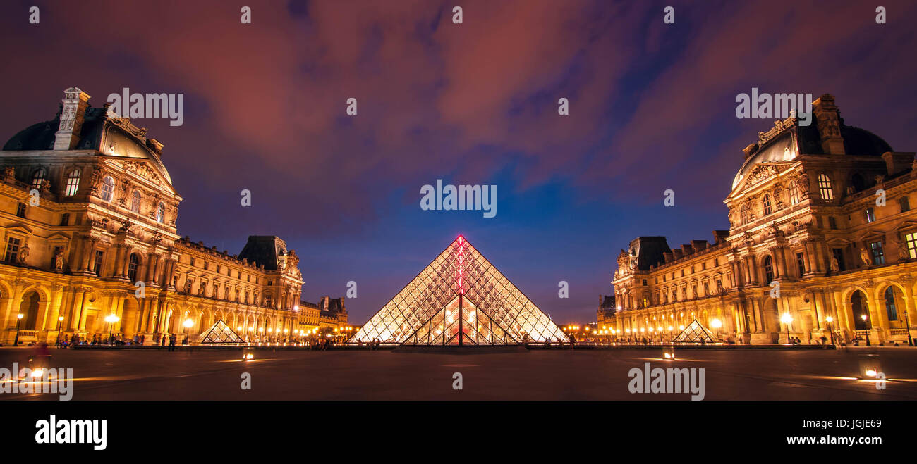 La pyramide du Louvre et Musée de lumière la nuit. Banque D'Images