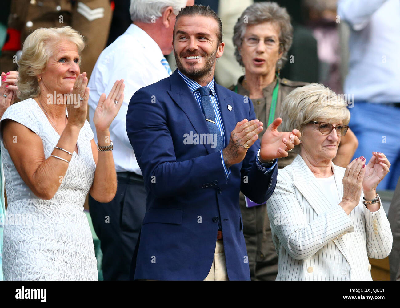 David Beckham se réjouit de Andy Murray après sa victoire sur Fabio Fognini avec sa maman Sandra Beckham et Gill Brook (à gauche) au jour 5 de la Wimbledon à l'All England Lawn Tennis et croquet Club, Wimbledon. Banque D'Images