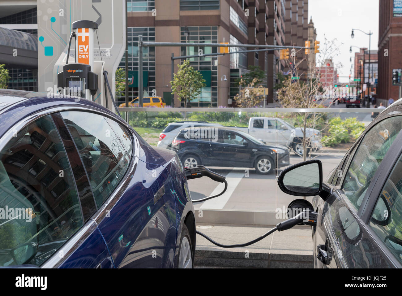 Detroit, Michigan - Plug-in voitures électriques hors siège de General Motors. Banque D'Images