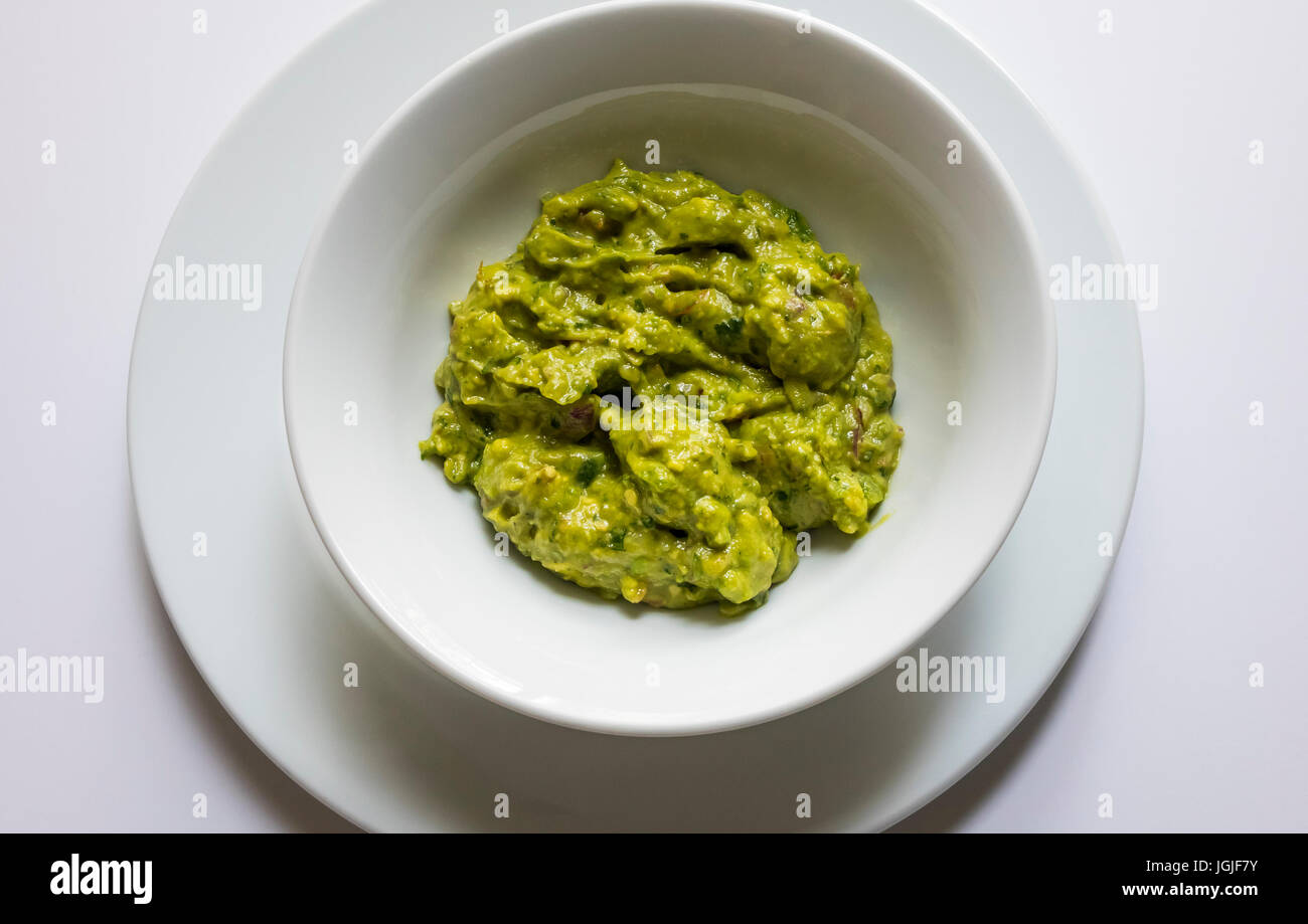 Guacamole mexicain dans un bol blanc rond Banque D'Images