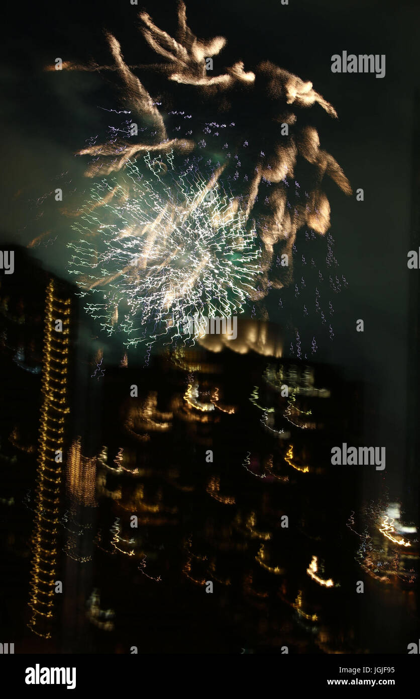 Des traînées et des salves de cierges colorés depuis Fireworks sur NYC skyline Banque D'Images