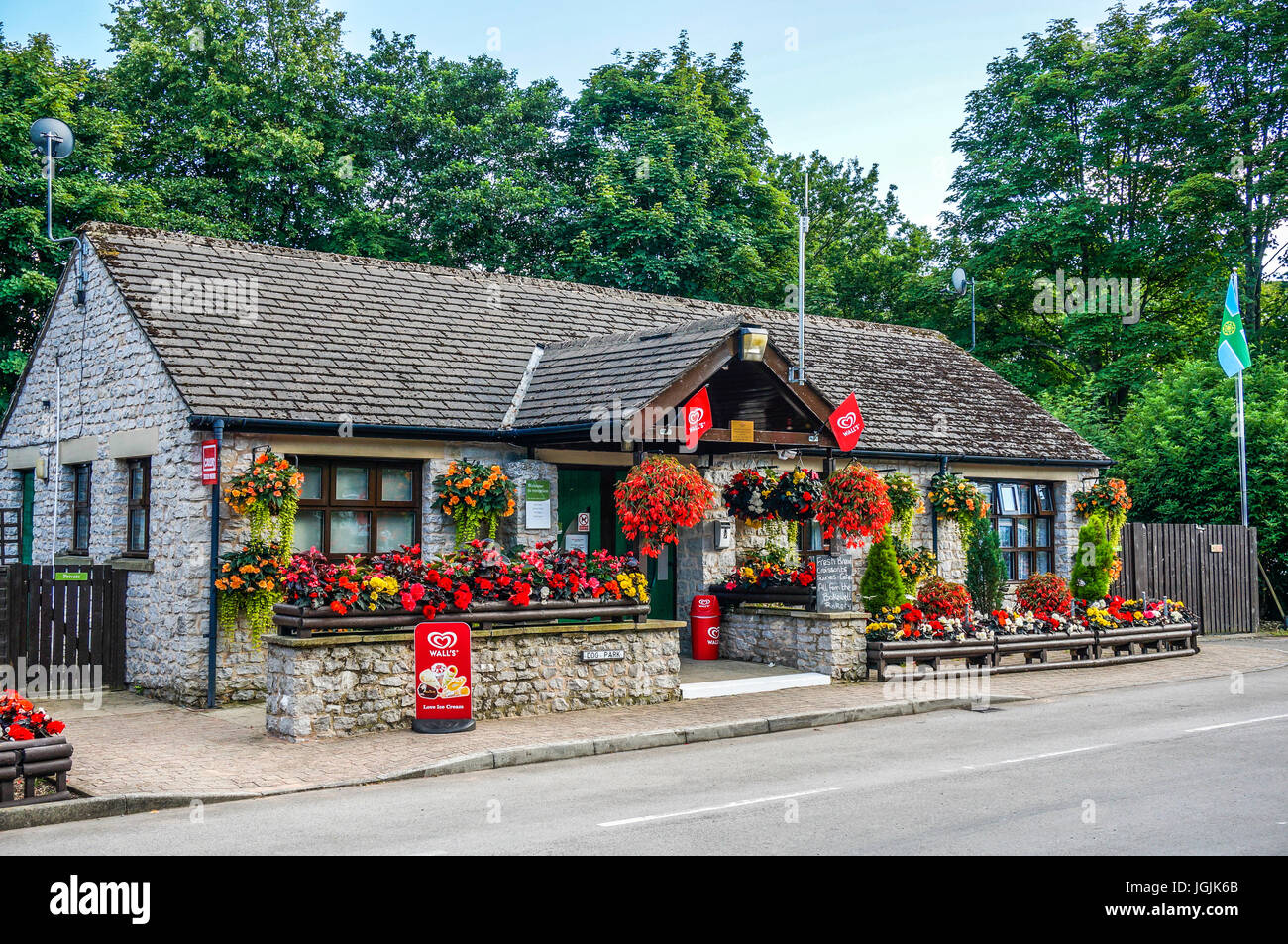Le Caravan Club bâtiment d'accueil, avec affichage à Casteleton, fleurs, Peak District, England, UK. Banque D'Images