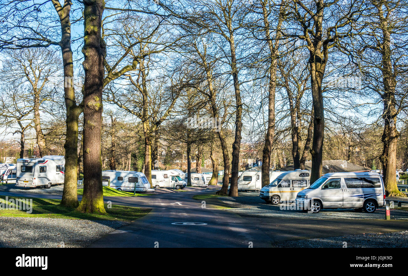 Motorhomes et caravanes sur le Sunny Abbey Wood Caravan Camping Club à Londres, Angleterre, Royaume-Uni. Banque D'Images