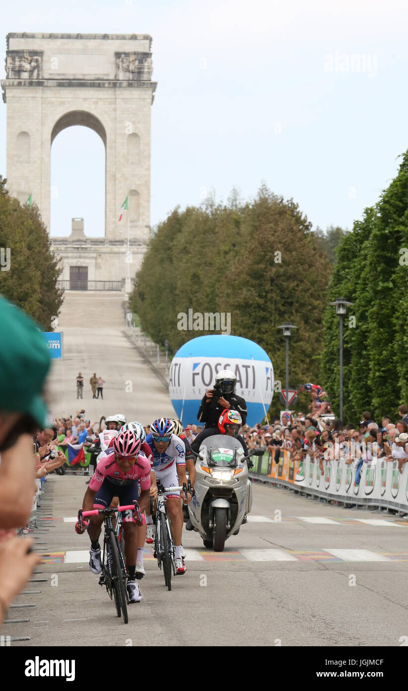 Asiago, VI, Italie - 27 mai 2017 : Les cyclistes durant la 100e course cycliste Giro d'Italia stade 20. Les cyclistes : Quintana,Pinot Sprint Final Banque D'Images