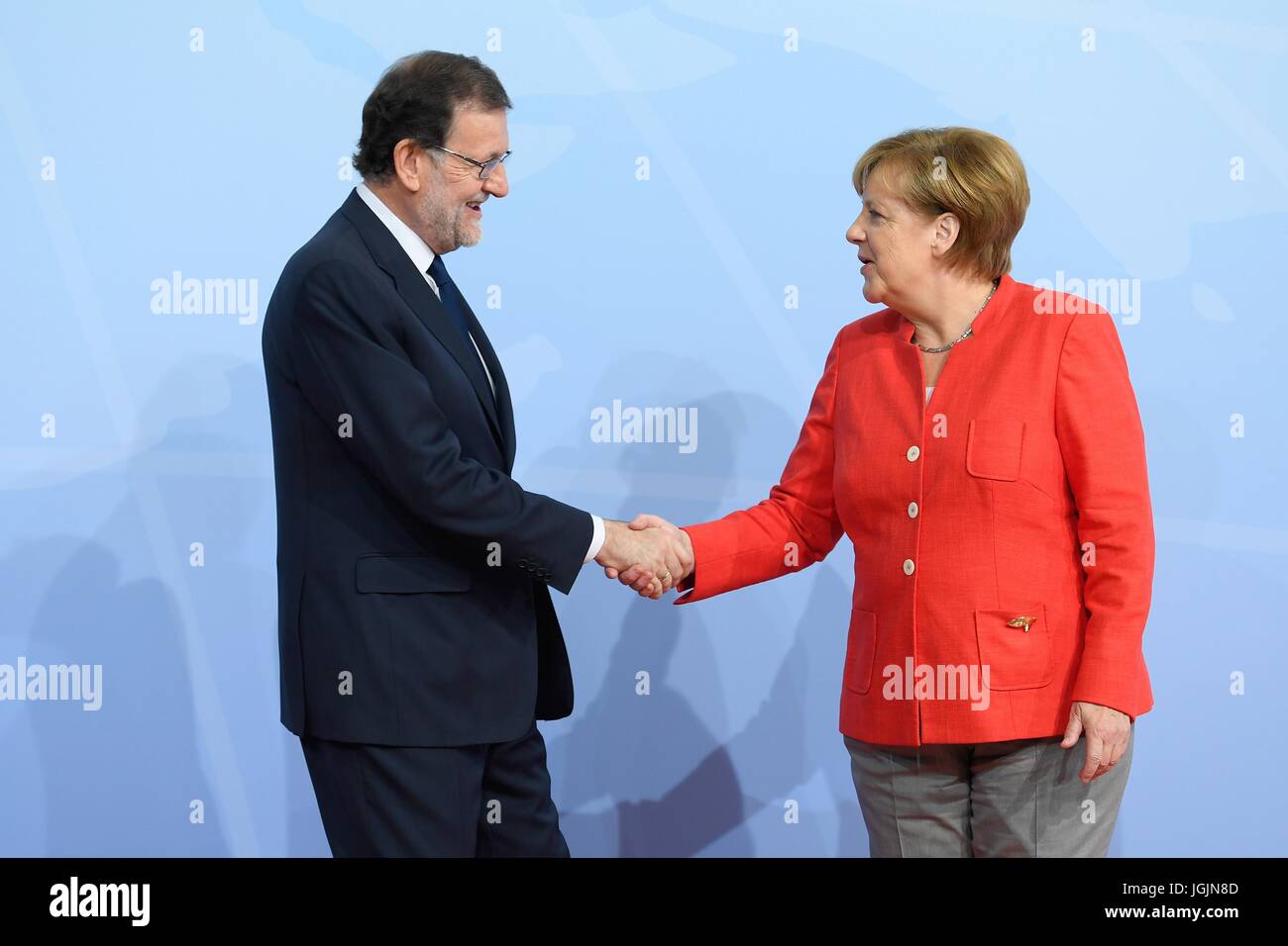 Hambourg, Allemagne. 07Th Juillet, 2017. La chancelière allemande Angela Merkel se félicite Président Espagnol Mariano Rajoy au début de la première journée de la réunion au sommet du G20 le 7 juillet 2017 à Hambourg, Allemagne. Credit : Planetpix/Alamy Live News Banque D'Images