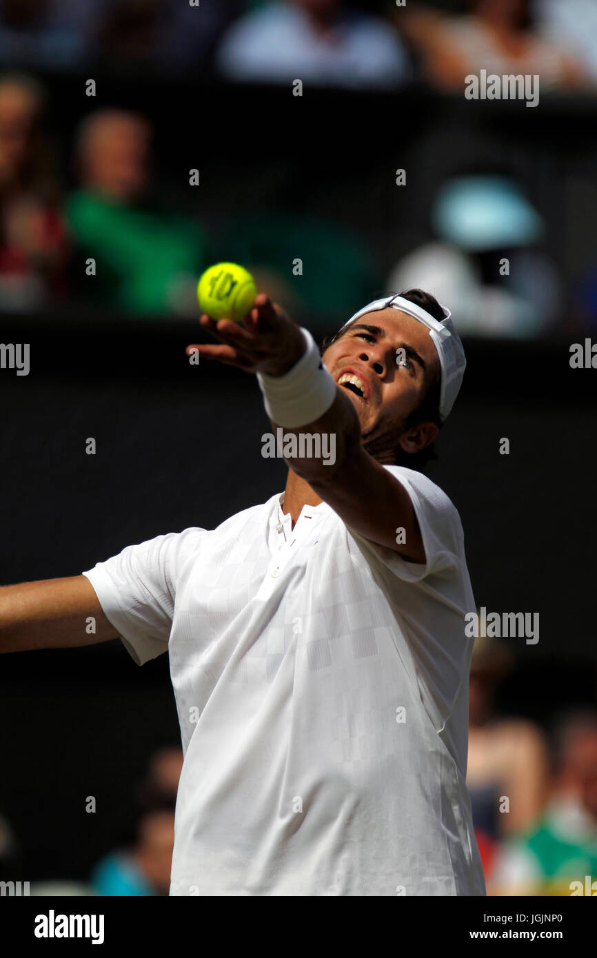 Londres, Royaume-Uni. 07Th Juillet, 2017. Londres, 7 juillet, 2017 - Karen Khachanov de Russie au service de l'Espagne de Rafael Nadal lors de leur troisième match sur le Court Central de Wimbledon. Crédit : Adam Stoltman/Alamy Live News Banque D'Images